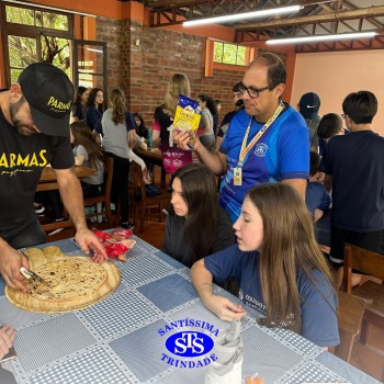 Alunos exploram o aprendizado ao fazer pizzas no Parque Franciscano STS | 6º ano