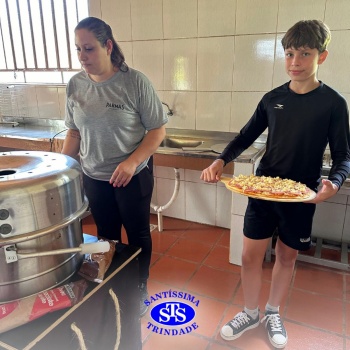 Alunos exploram o aprendizado ao fazer pizzas no Parque Franciscano STS | 6º ano