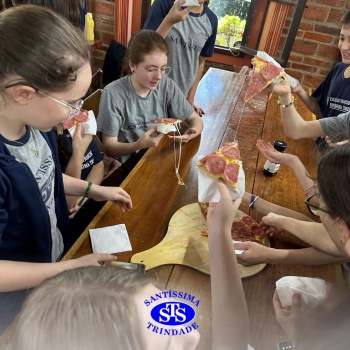 Alunos exploram o aprendizado ao fazer pizzas no Parque Franciscano STS | 6º ano