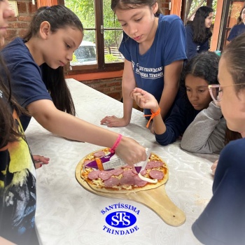 Alunos exploram o aprendizado ao fazer pizzas no Parque Franciscano STS | 6º ano