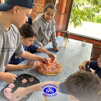 Alunos exploram o aprendizado ao fazer pizzas no Parque Franciscano STS | 6º ano