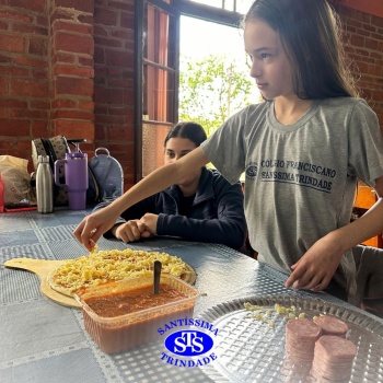 Alunos exploram o aprendizado ao fazer pizzas no Parque Franciscano STS | 6º ano