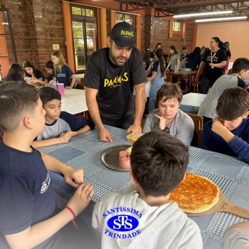 Alunos exploram o aprendizado ao fazer pizzas no Parque Franciscano STS | 6º ano