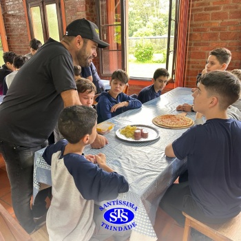 Alunos exploram o aprendizado ao fazer pizzas no Parque Franciscano STS | 6º ano