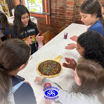 Alunos exploram o aprendizado ao fazer pizzas no Parque Franciscano STS | 6º ano