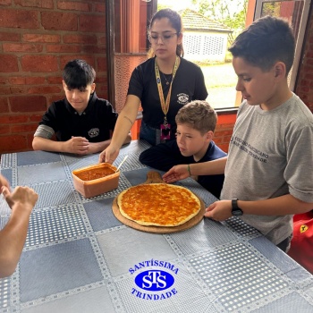 Alunos exploram o aprendizado ao fazer pizzas no Parque Franciscano STS | 6º ano