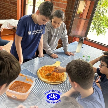 Alunos exploram o aprendizado ao fazer pizzas no Parque Franciscano STS | 6º ano