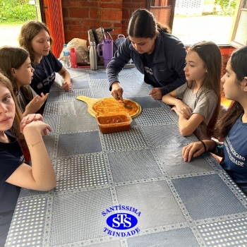 Alunos exploram o aprendizado ao fazer pizzas no Parque Franciscano STS | 6º ano