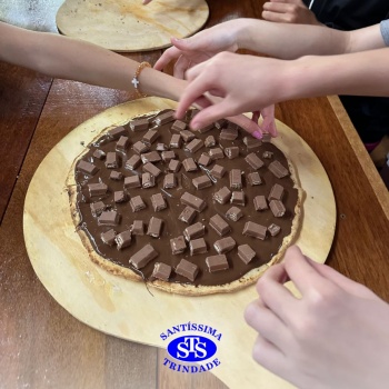 Alunos exploram o aprendizado ao fazer pizzas no Parque Franciscano STS | 6º ano