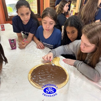 Alunos exploram o aprendizado ao fazer pizzas no Parque Franciscano STS | 6º ano