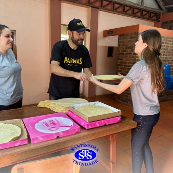 Alunos exploram o aprendizado ao fazer pizzas no Parque Franciscano STS | 6º ano