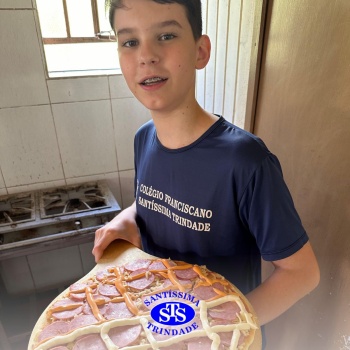 Alunos exploram o aprendizado ao fazer pizzas no Parque Franciscano STS | 6º ano