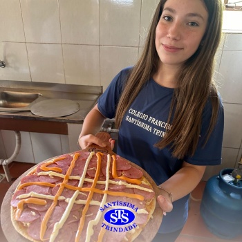 Alunos exploram o aprendizado ao fazer pizzas no Parque Franciscano STS | 6º ano