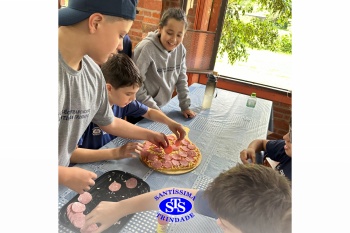 Alunos exploram o aprendizado ao fazer pizzas no Parque Franciscano STS