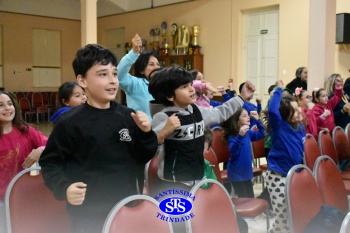 Alunos do 3º ano recebem visita da Turminha do Erico 