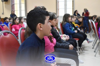 Alunos do 3º ano recebem visita da Turminha do Erico 