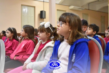 Alunos do 3º ano recebem visita da Turminha do Erico 