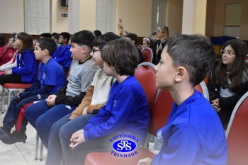 Alunos do 3º ano recebem visita da Turminha do Erico 