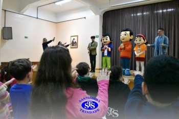 Alunos do 3º ano recebem visita da Turminha do Erico 