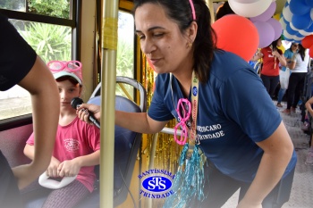 Diversão sobre rodas na Party Tour celebra a conclusão da Educação Infantil