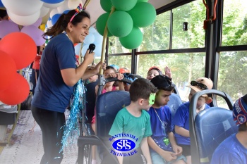 Diversão sobre rodas na Party Tour celebra a conclusão da Educação Infantil