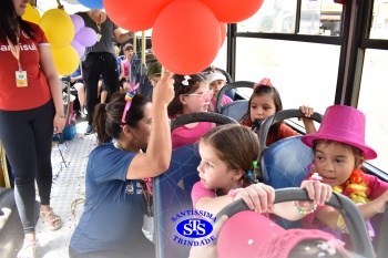 Diversão sobre rodas na Party Tour celebra a conclusão da Educação Infantil