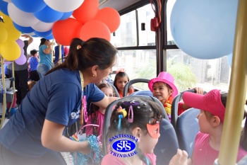 Diversão sobre rodas na Party Tour celebra a conclusão da Educação Infantil