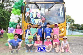 Diversão sobre rodas na Party Tour celebra a conclusão da Educação Infantil