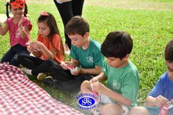 Diversão sobre rodas na Party Tour celebra a conclusão da Educação Infantil