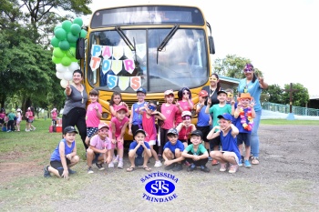 Diversão sobre rodas na Party Tour celebra a conclusão da Educação Infantil