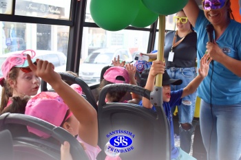 Diversão sobre rodas na Party Tour celebra a conclusão da Educação Infantil