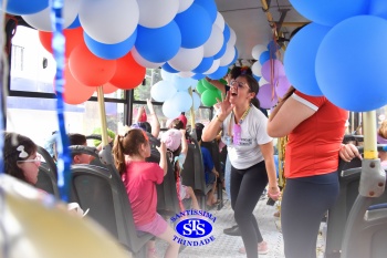 Diversão sobre rodas na Party Tour celebra a conclusão da Educação Infantil