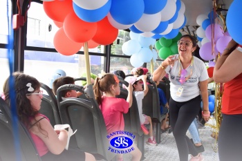 Diversão sobre rodas na Party Tour celebra a conclusão da Educação Infantil