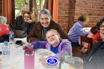 Infantil 5 comemora o Dia dos Avós com um bingo no Parque Franciscano STS