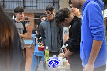 Feira de Ciências coloca estudantes em contato com a pesquisa científica | 9º ano