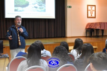 Alunos do 7º ano e da 2ª série participam do projeto Meliponário Franciscano