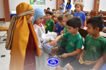 Educação Infantil celebra o Natal e pratica o bem ao próximo