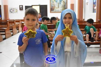 Educação Infantil celebra o Natal e pratica o bem ao próximo