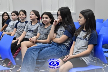 Alunos do 7º ano apresentam esquetes teatrais para combater o bullying