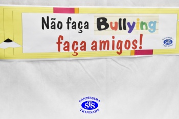 Alunos do 7º ano apresentam esquetes teatrais para combater o bullying