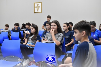 Alunos do 7º ano apresentam esquetes teatrais para combater o bullying