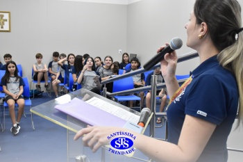 Alunos do 7º ano apresentam esquetes teatrais para combater o bullying