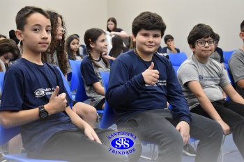 Alunos do 7º ano apresentam esquetes teatrais para combater o bullying