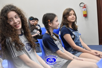 Alunos do 7º ano apresentam esquetes teatrais para combater o bullying