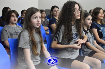 Alunos do 7º ano apresentam esquetes teatrais para combater o bullying