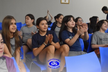 Alunos do 7º ano apresentam esquetes teatrais para combater o bullying