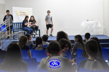 Alunos do 7º ano apresentam esquetes teatrais para combater o bullying