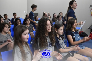 Alunos do 7º ano apresentam esquetes teatrais para combater o bullying