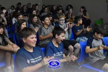 Alunos do 7º ano apresentam esquetes teatrais para combater o bullying