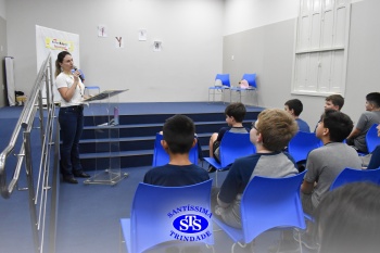 Alunos do 7º ano apresentam esquetes teatrais para combater o bullying